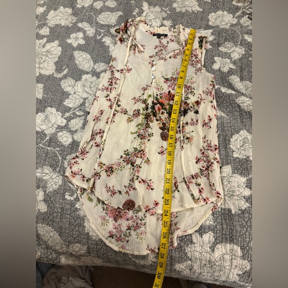 Pink Clover Cream Sleeveless Floral Button-Front Blouse - Picture 6 of 9